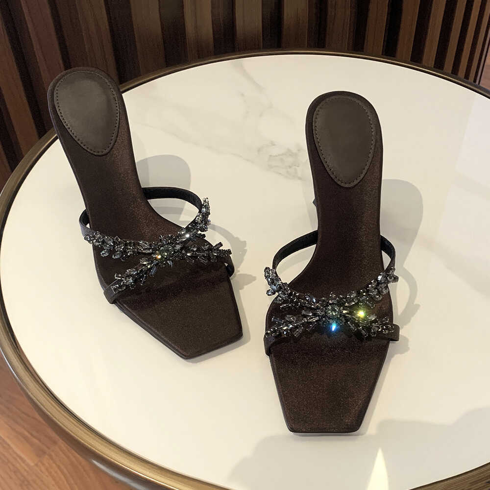 Стразы крест с сандалиями женские летние 25 новый лист цепь высокий каблук квадратный носок каблук-подкова одно слово с крутыми шлепанцами