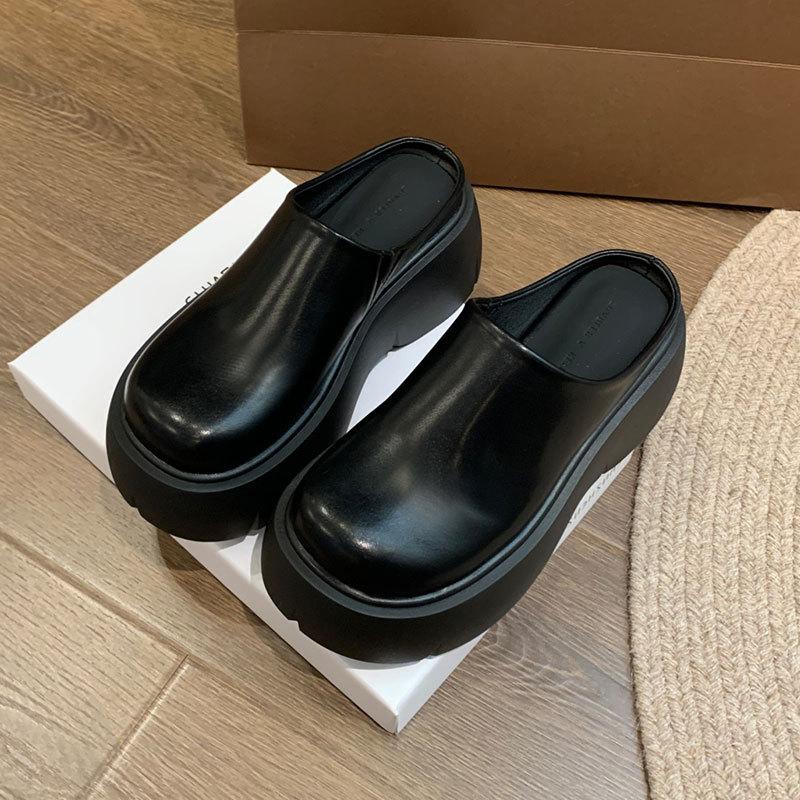 Супер огонь интернет-знаменитость черные нескользящие увеличивающие рост толстоподошвенные шлепанцы женские летние 2025 новые на высоком каблуке с полуподдержкой и закрытым носком