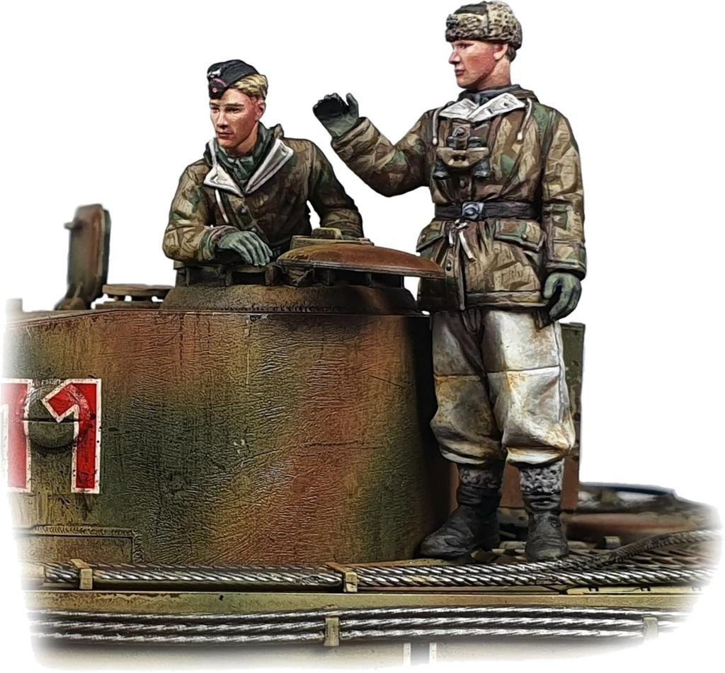 Ardennes Miniature Germany Winter Equipment Tank Commander and Tank Crew Set 2 Pieces Resin Kit AR48004 (ARDENNES MINIATURE) 1/48