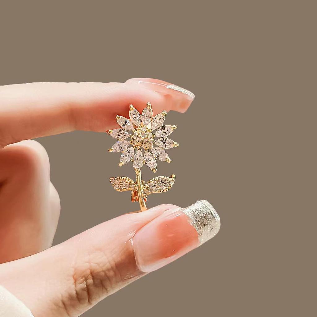 Summer Anti-Exposure Brooch: Fashionable and Luxurious Collar Pin for Women.