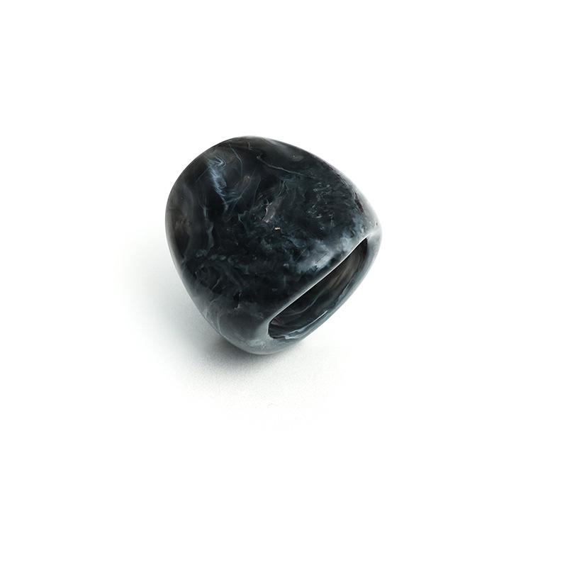 Набор колец из акрила в стиле ретро с нерегулярной текстурой: Креативный комплект из двух предметов, соответствующий европейским и американским тенденциям