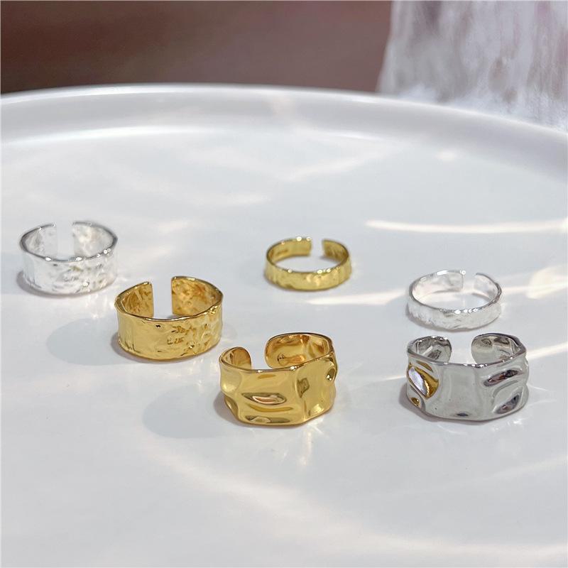 Женское высококачественное металлическое кольцо с мятой текстурой - уникальный дизайн, открытый стиль, легкая роскошь, простой, но элегантный аксессуар для широкого указательного пальца