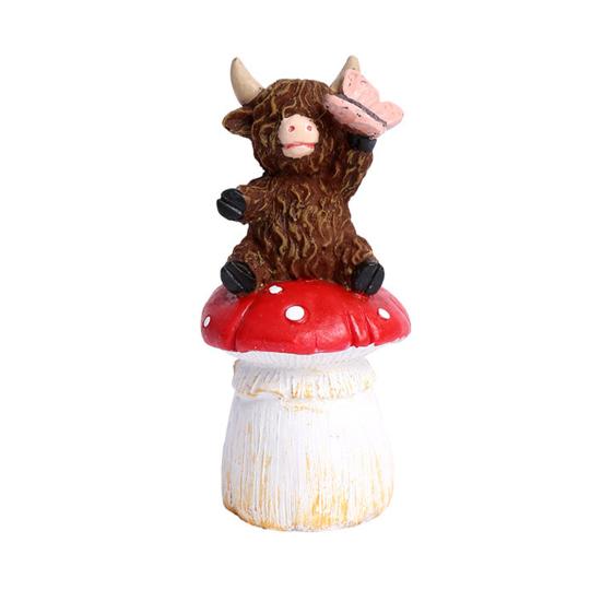 Garden Highland Cow Figurine Resin Highland Cow on Mushroom/Snail/Frog Statue for Patio Balcony Lawn Yard Decor