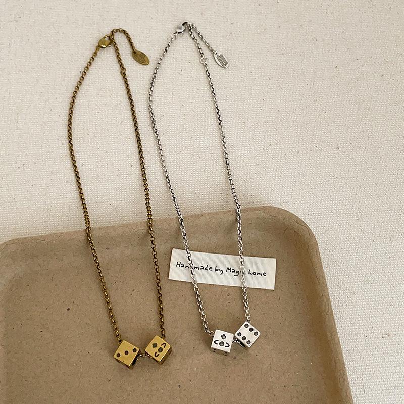 Женское уникальное ожерелье-подвеска в виде игральных костей планеты – Стильный и универсальный чокер для модного акцента.
