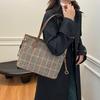 Повседневная большая клетчатая сумка 2025 новая ретро на плечо универсальная модная ручная сумка-тоут подмышку