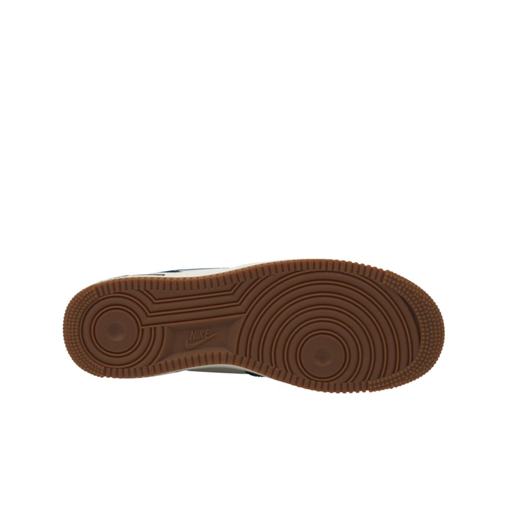 Nike Кроссовки мужские Nike Air Force 1 07 LV8 College Pack - Midnight Navy Синий Sail Medium-Gum-Brown DQ7659-101