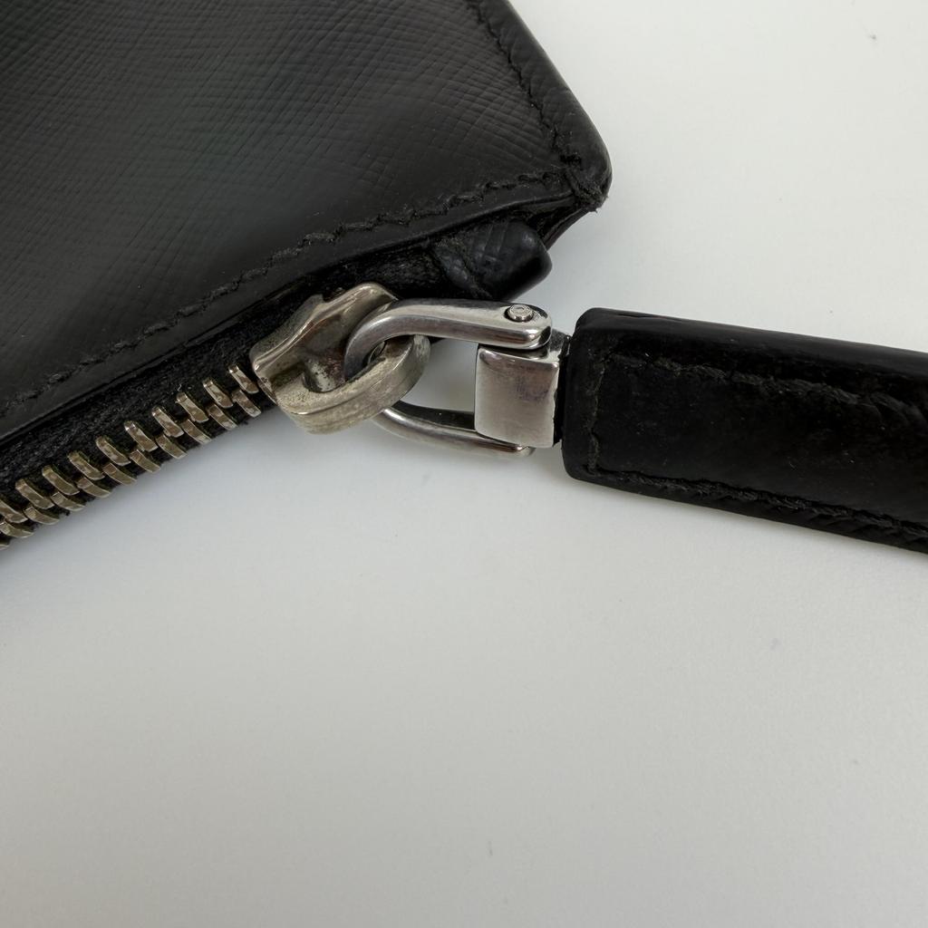 [Pre-Owned] Clutch Black Leather Logo Crosshatch Handbag Silver Hardware - Very Good #1MR3RUN