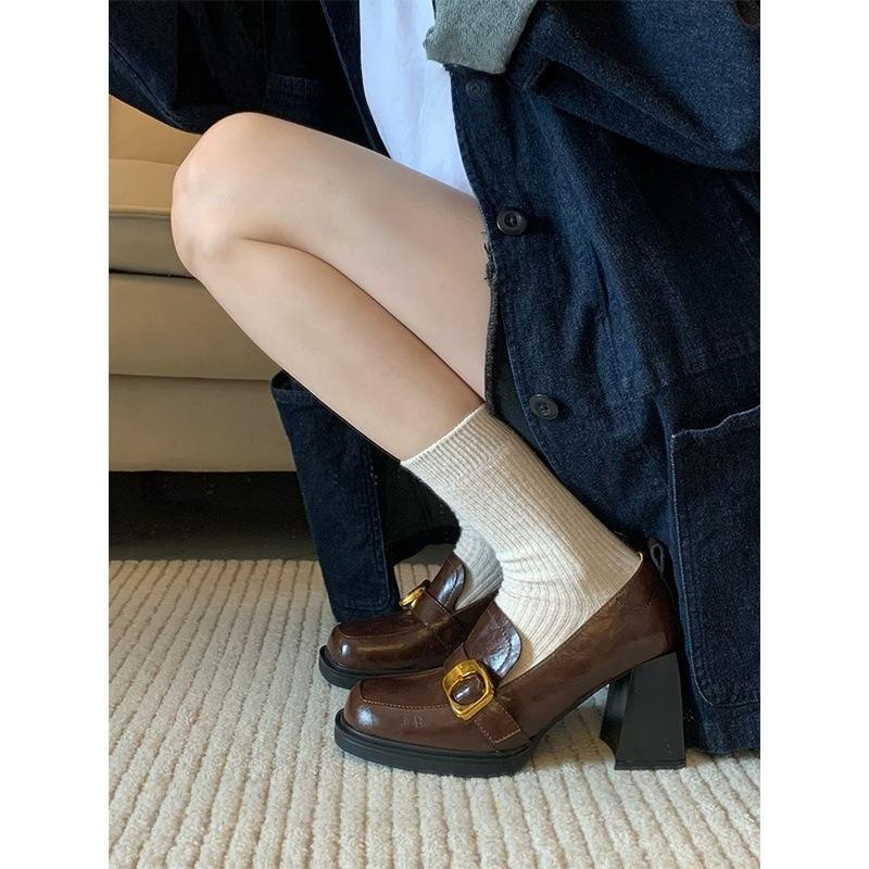 Ретро квадратный носок толстый каблук лоферы на одной педали осень 2025 новая обувь на высоком каблуке маленькие кожаные туфли женские туфли в британском стиле