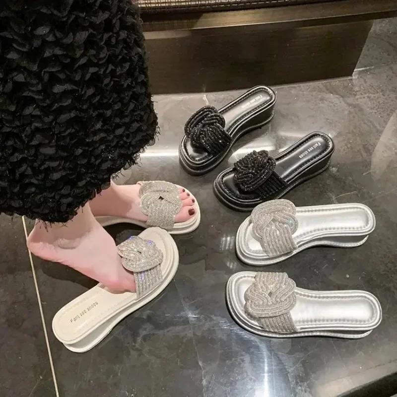 Тапочки на толстой подошве для женщин, модная верхняя одежда, босоножки с открытым носком, блестящие тапочки на танкетке со стразами, женские 2024