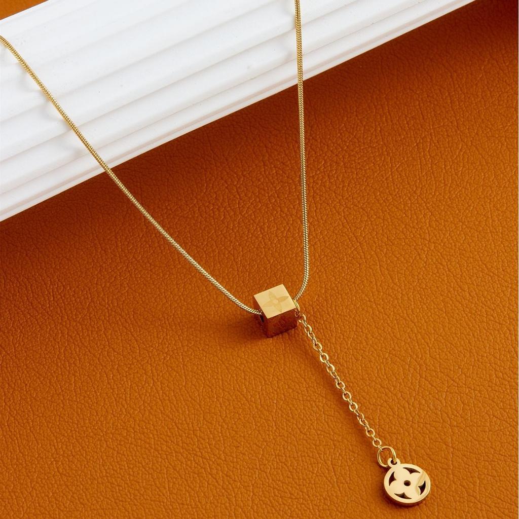 Four-Leaf Clover Element Necklace Female Titanium Steel Light Luxury Round Pendant Temperament Trend Fashion Jewelry