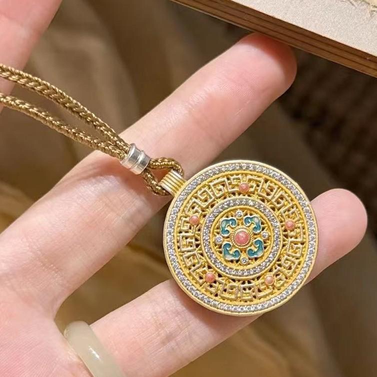 New Chinese-style gold-painted enamel cloud brocade compass long sweater chain pendant necklace for women, light luxury, niche, high-end feel