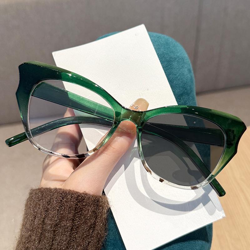 Retro Cat-eye Photochromic Presbyopia Glasses Women Ultra-light Gradient Frames Fashion Anti-blue Light Reading Glasses