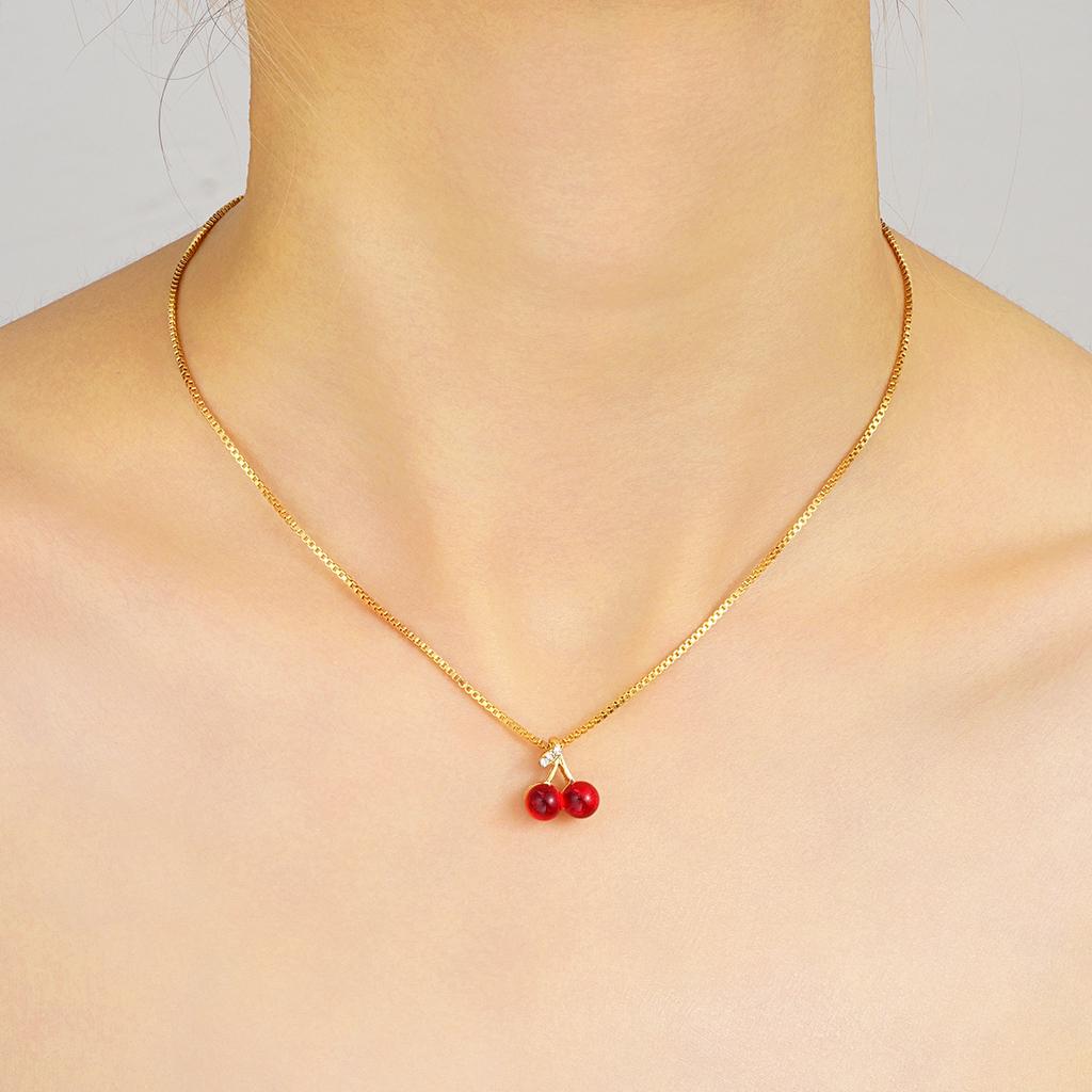 Нишевый дизайн серьги-подвески в виде красной вишни, инкрустированные бриллиантами, модные и универсальные, праздничные серьги-пусеты, серьги, придающие белизну