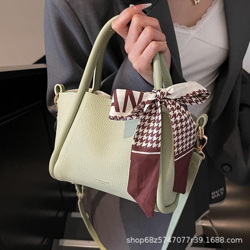 Premium Texture Retro Small Bag Women's 2025 New Fashion Versatile Messenger Bag Fashion Super Fire Portable Bucket Bag