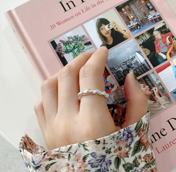 Korean-Style Open Pearl Ring: Retro, Light Luxury Design