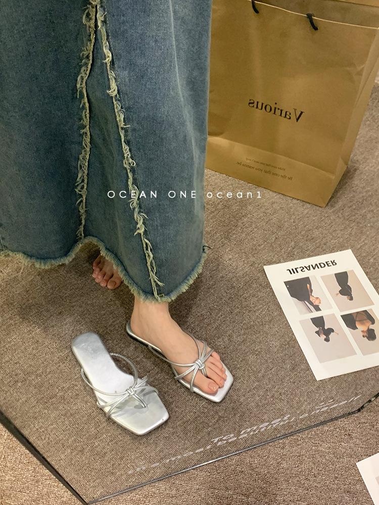 Корейская версия ретро-тапочек для женщин, летняя одежда 2024, новые, с плоской подошвой, простые, с застежкой-клипсой, нескользящие, римские, с узором «елочка», классные тапочки