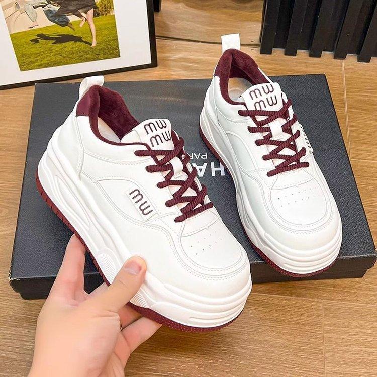 Кожаная поверхность показывает высокие белые туфли женские весна 2025 новые популярные универсальные повседневные легкие спортивные туфли на толстой подошве