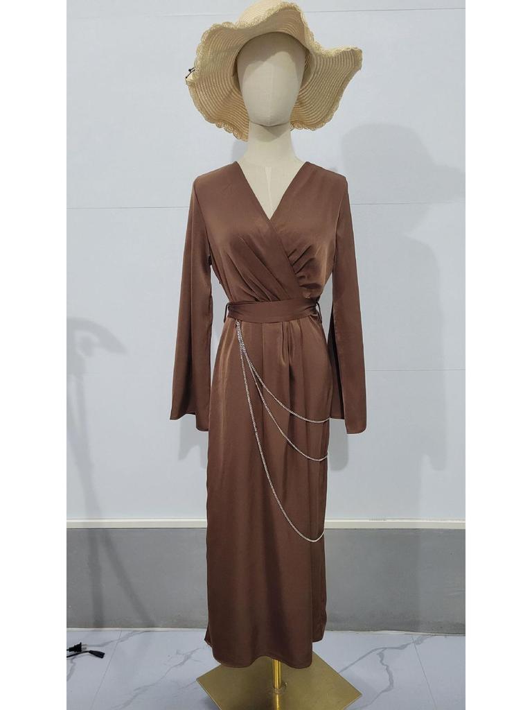 Весеннее женское однотонное атласное длинное платье 2025 года с цепочкой на талии