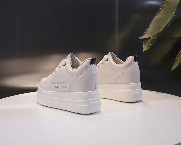 Женские белые кроссовки на платформе — корейский стиль 2020 года, натуральная кожа, увеличенная внутренняя высота, повседневный и универсальный дизайн