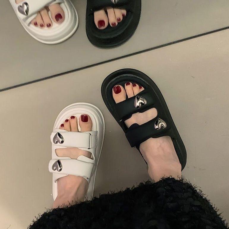 Интернет знаменитости супер огненные тапочки женская летняя одежда 2024 новинка наступание на дерьмо чувство крест толстый низ усиливающий пляж одно слово крутые тапочки