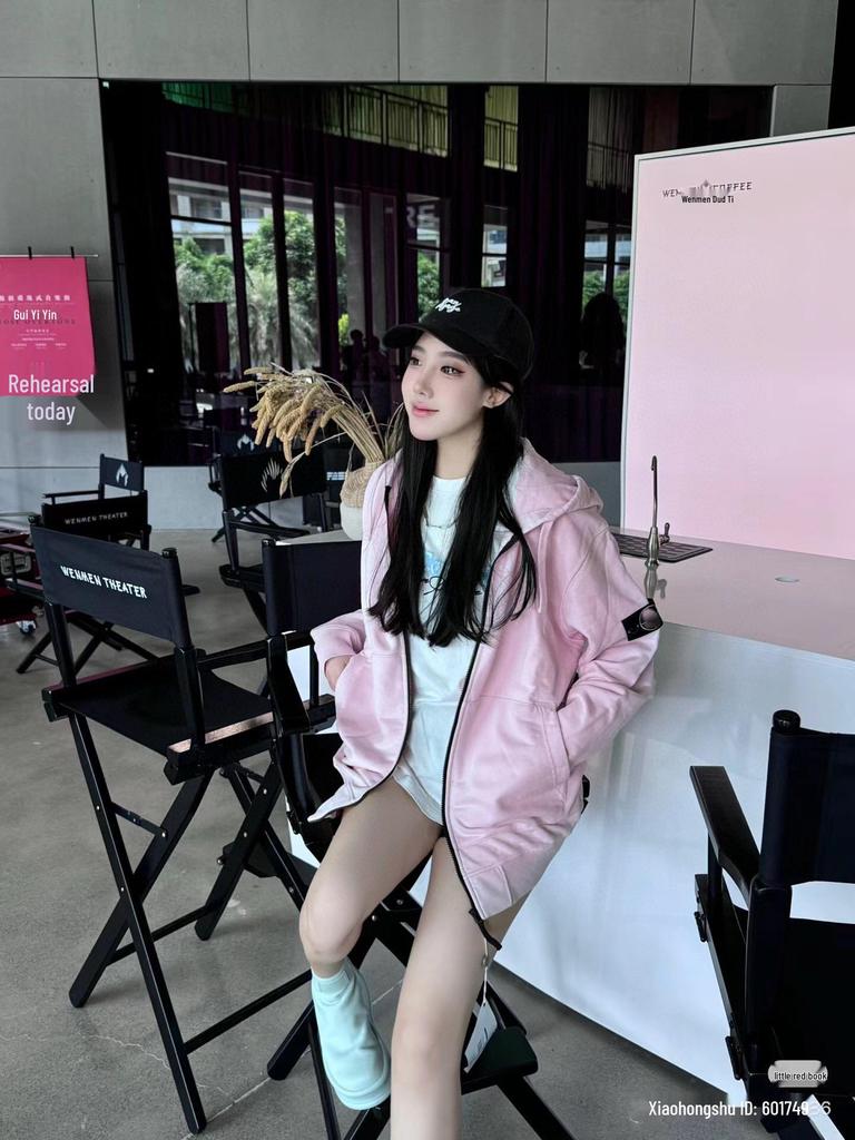 Обновленная унисекс толстовка с камнями: Осенне-зимняя однотонная куртка-толстовка на молнии в стиле бейсбольной куртки с нашивкой на рукаве и значком.