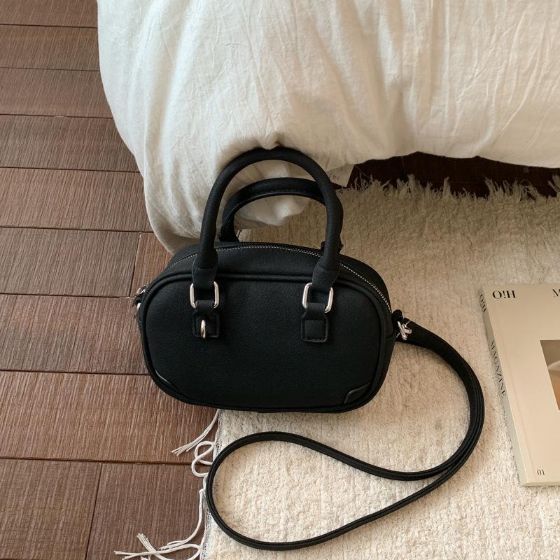 Женская сумка 2025 новая трендовая осенне-зимняя легкая роскошная нишевая высококлассная сумка на плечо для通勤, сумка-мессенджер, маленькая квадратная сумка