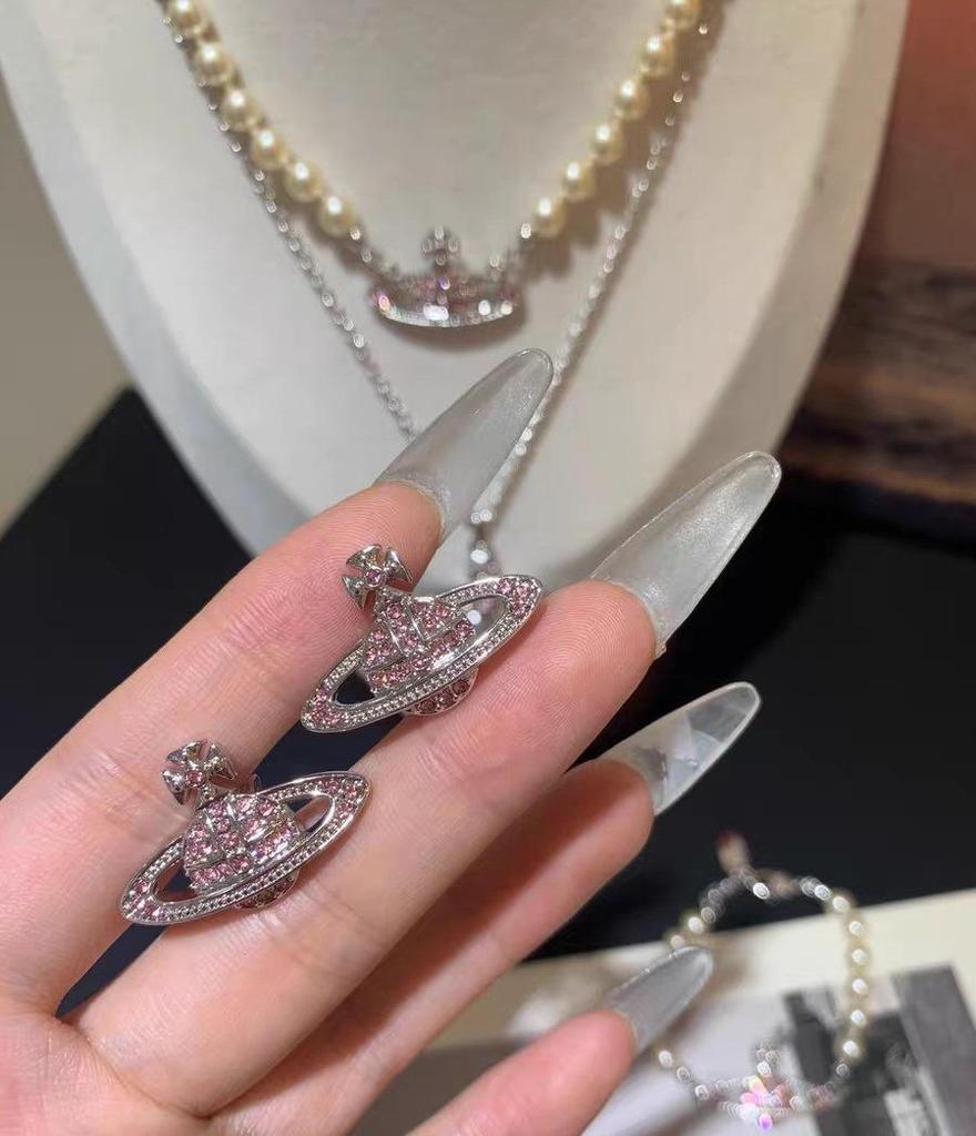 Классические серьги-гвоздики «Сатурн»: Дизайн планеты с полным бриллиантовым покрытием в стиле Westwood