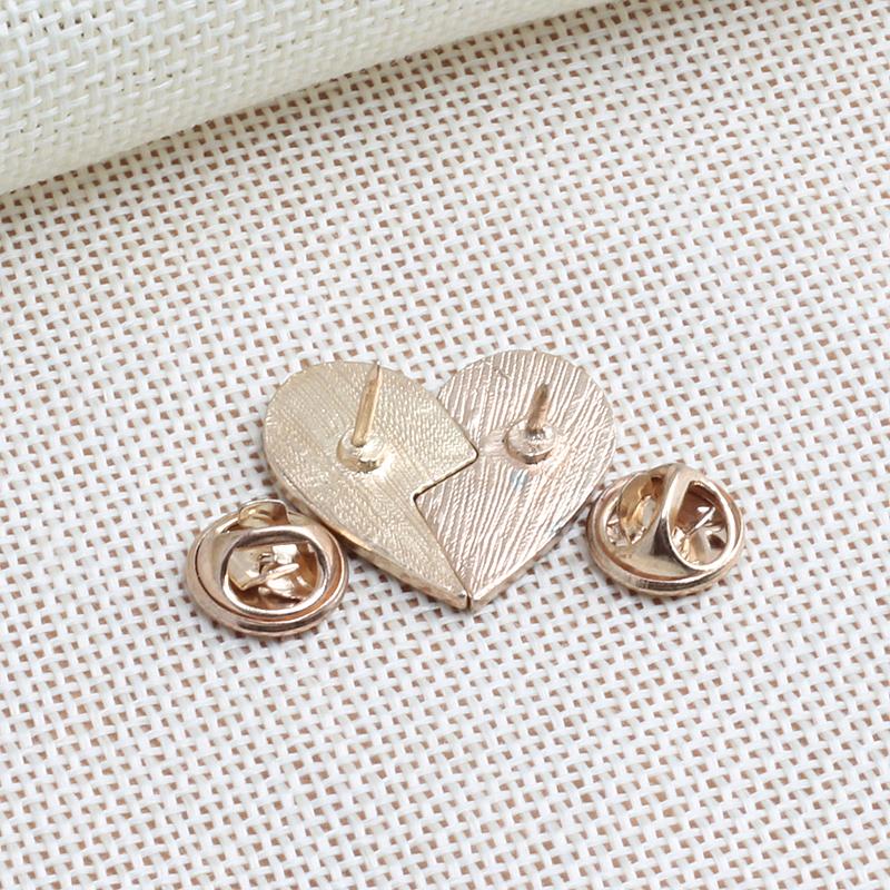 2Pcs/Set Broken Red Heart Brooches Cartoon Enamel Pins Metal  Custom Button Denim Jackets Badges Jewelry For Couple Friends Gift