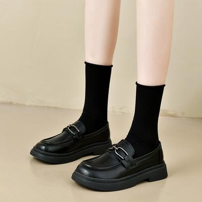 2024 Женская обувь Модные весенние и осенние туфли с круглым носком и неглубоким вырезом, однотонные, на низком каблуке, с металлическими украшениями, женские мокасины