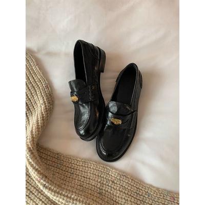 Вымытая коровья кожа~ лоферы на платформе женские британский стиль золотые монеты маленькие кожаные туфли ретро плиссированная кожа черные одинарные туфли