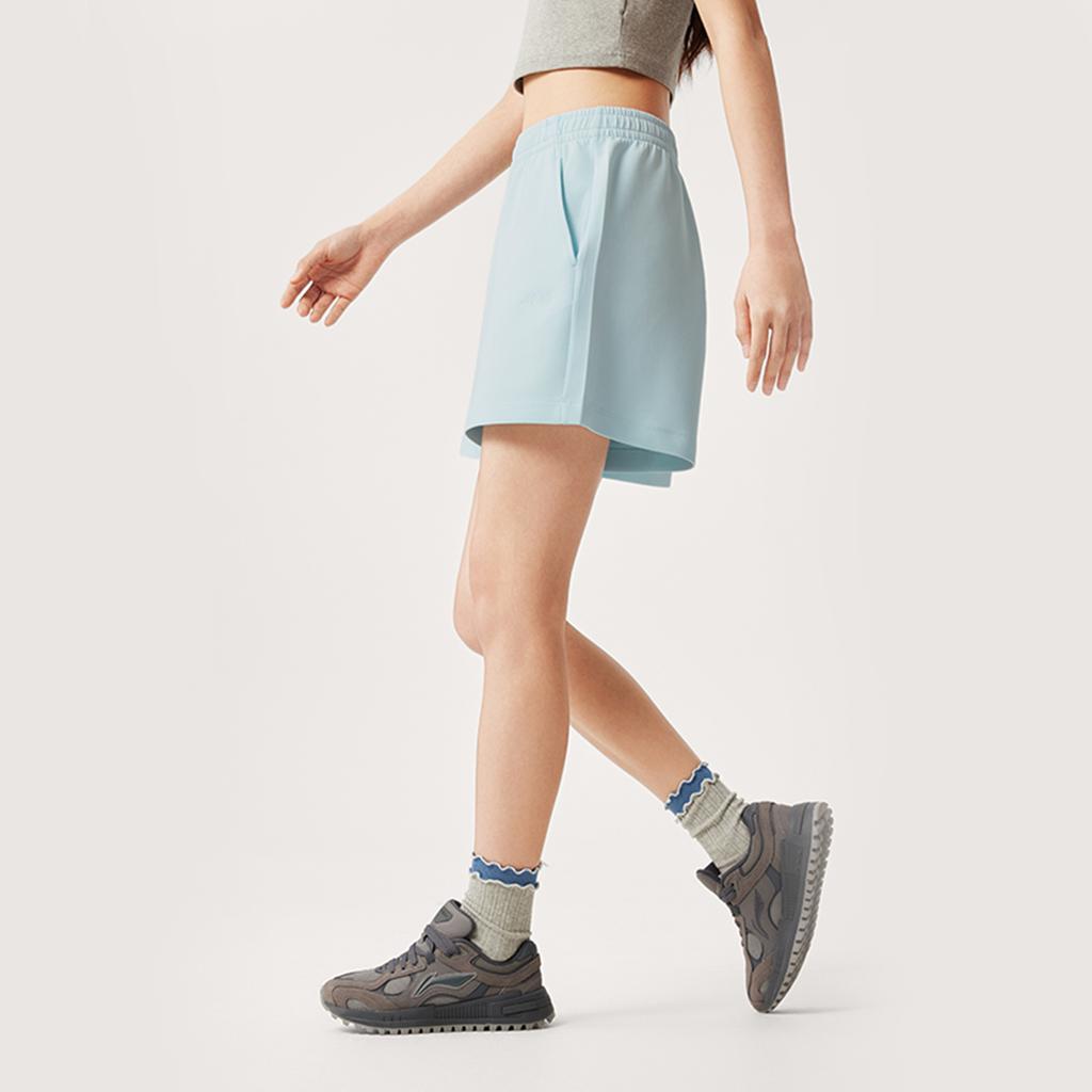 Li Ning Sports Trend Series Однотонные Шорты средней посадки Дышащие Универсальные Прямые Повседневные Женские шорты Светло-голубой AKSV178-1