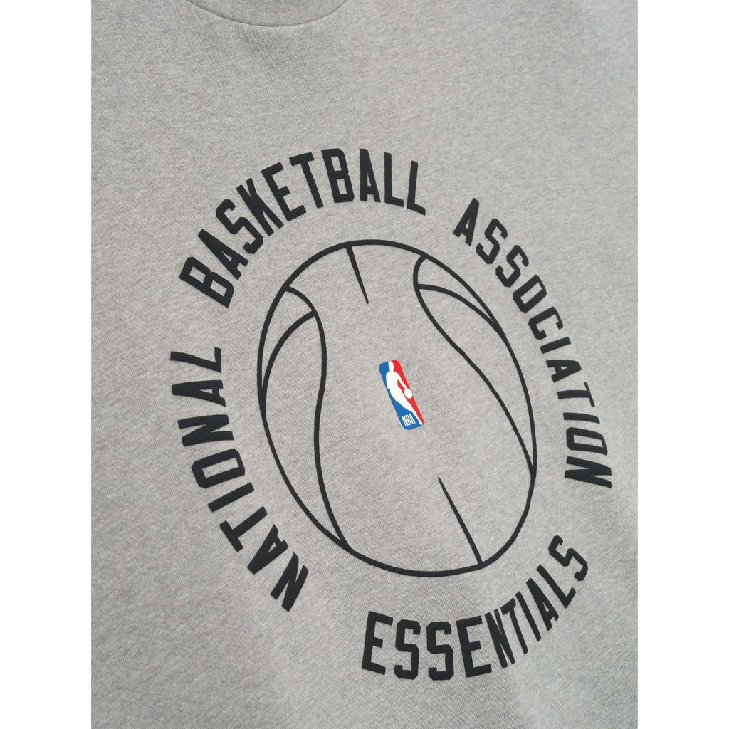 Fear of God Essentials NBA x Barkley Hendricks Футболка 90-х Бетонно-серый Унисекс Топы Серый 125BH262202F