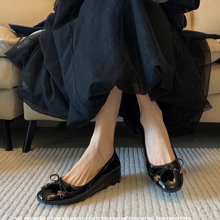 2025 новые весенне-осенние французские маленькие туфли на плоской подошве с увеличением внутренней высоты, женские балетки с бантом, с квадратным носком и мелким вырезом, одинарные туфли