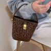 Niche Leopard Print Bag Women's 2025 New Autumn and Winter Versatile One-shoulder Crossbody Bag Fashionable Hand-held Bucket Bag