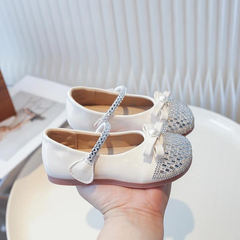 2024 Детские кожаные туфли для девочек, осень, новая мода, корейский стиль, сладкие бантики, удобная мягкая подошва, нескользящая обувь