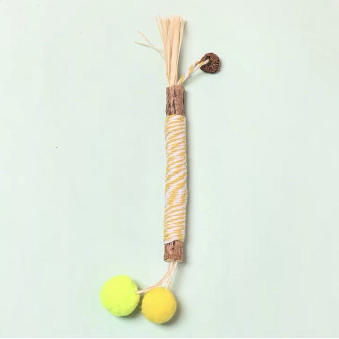 Natural Wood Catnip Toy with Gall Nut and Raffia Sisal for Teeth Cleaning and Teasing