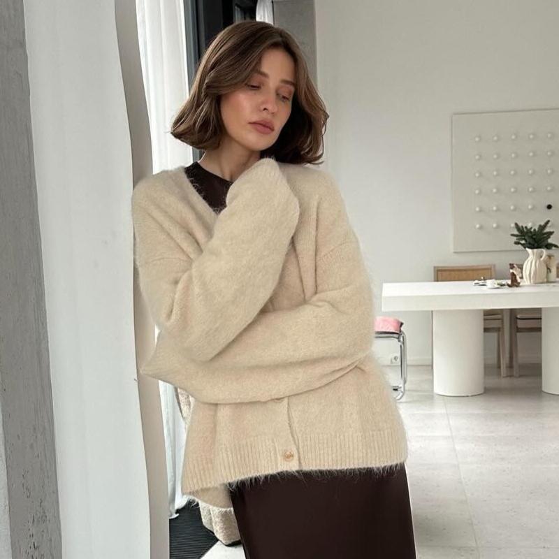 Women's Fuzzy Cardigan Sweater V Neck Long Sleeve Button Down Slouchy Furry Sweaters for Women Casual Loose Cardigan Sweaters Knitted Outwear Jackets