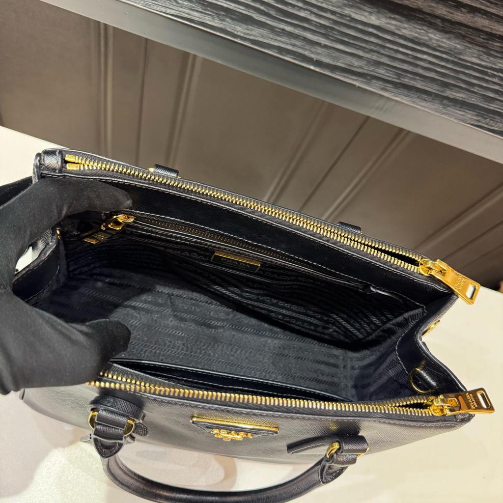 [Pre-Owned] Galleria Tote Bag With Triangle Metal Logo Hardware In Black - Excellent #SRKXMM