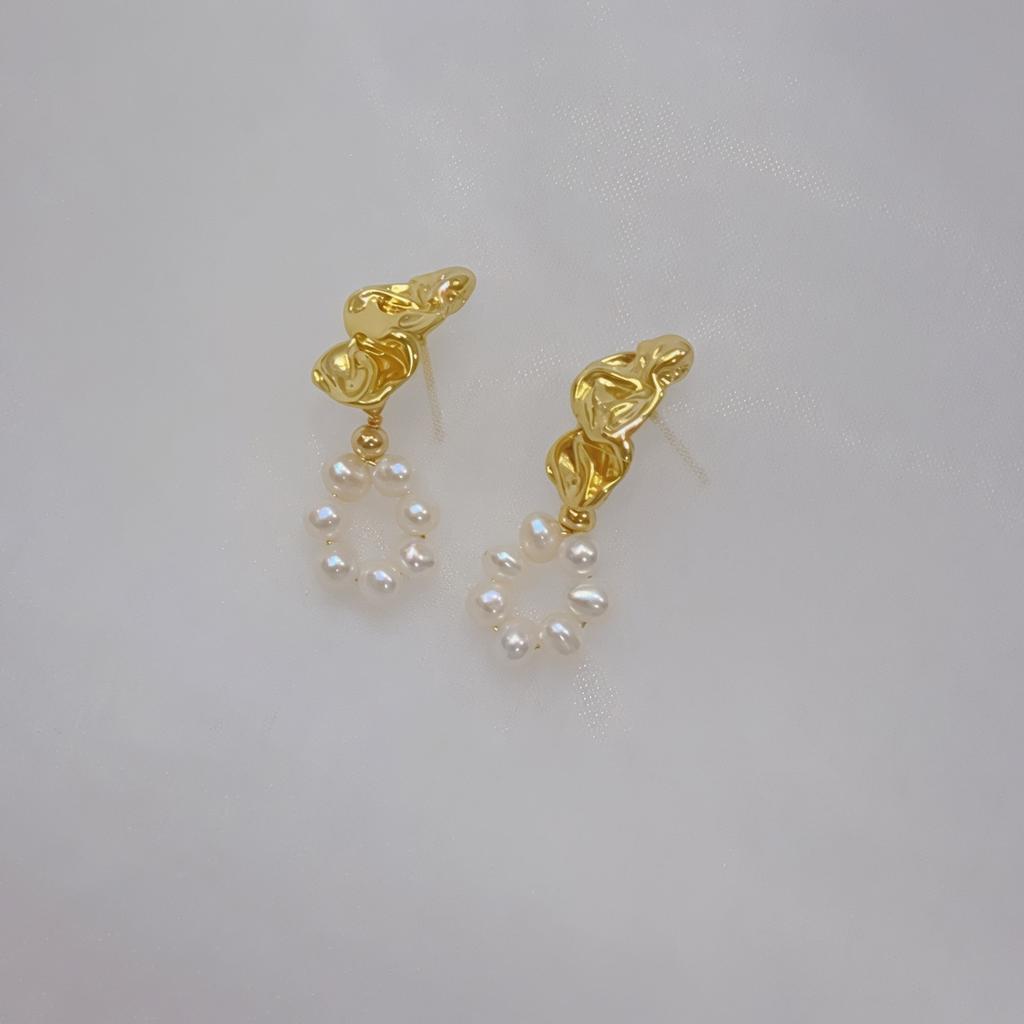 European and American earrings retro natural baby mini pearl stud earrings silver needle gold-plated irregular earrings earrings fashion trend