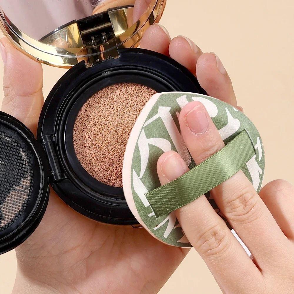 Треугольный спонж для нанесения тональной основы в форме капли воды для жидких кремов и пудры