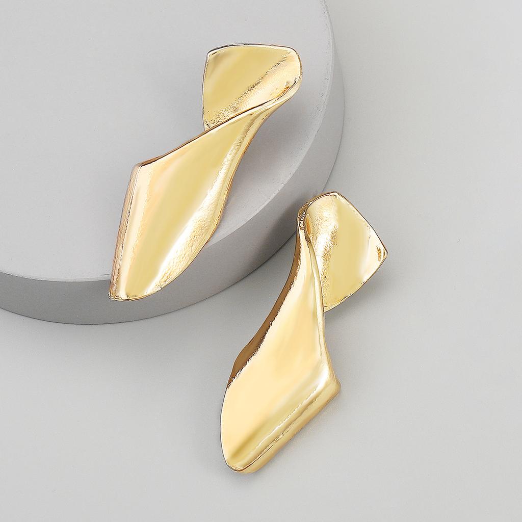 Массивные металлические серьги необычной формы с креативной текстурой и шармом