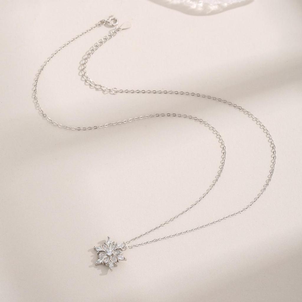 Ожерелье из стерлингового серебра 925 пробы со снежинкой и цирконом - Элегантный рождественский дизайн