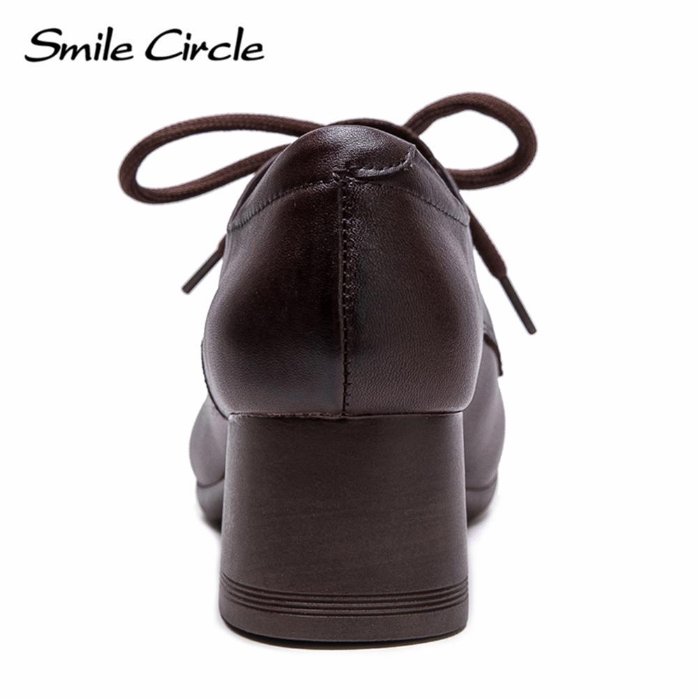 Женская обувь из натуральной кожи со шнуровкой и круглым носком на высоком каблуке. Удобная модная повседневная обувь.