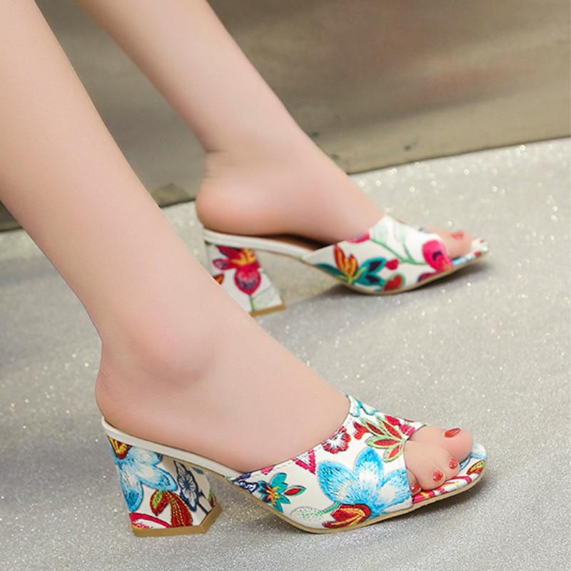 Европейские и американские босоножки на толстом каблуке с принтом 2024 года, новые сексуальные и простые тапочки с цветочным принтом и рыбьим ртом на высоком каблуке для девочек