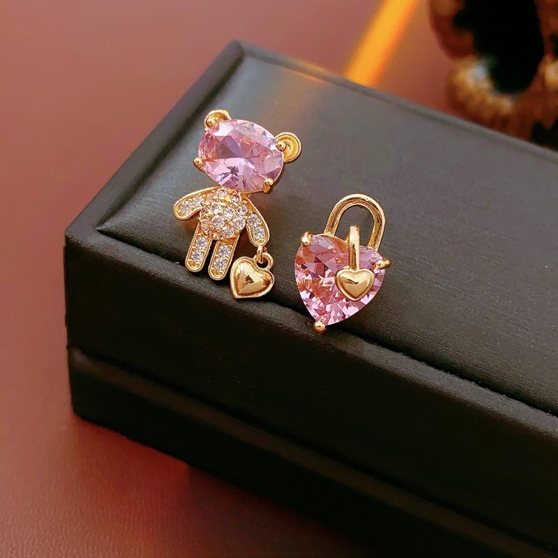 Асимметричные серьги в форме медвежьего сердца