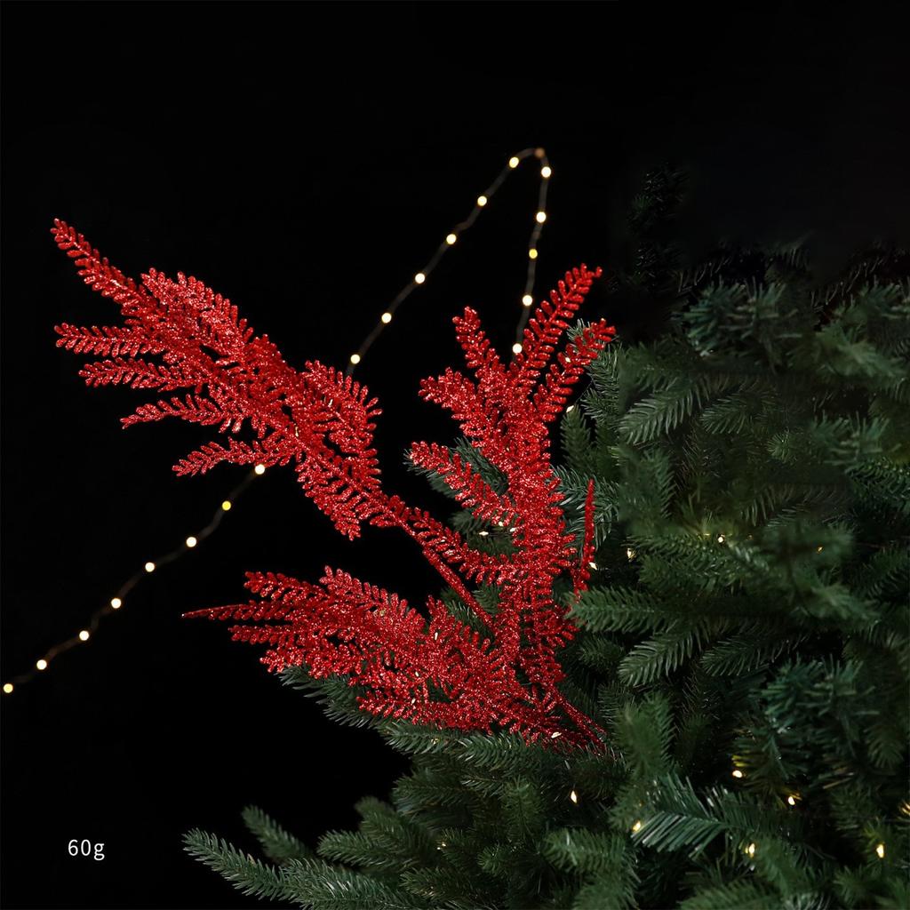 Большие ветки рождественской ели, украшения для рождественского венка, елочные игрушки, искусственные блестящие ветки.