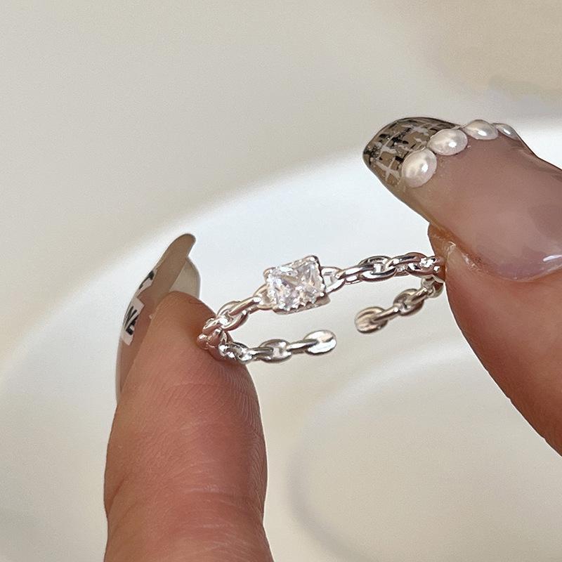 Женское кольцо на указательный палец класса люкс из стерлингового серебра 925 пробы с неправильной формы драгоценным камнем - Не тускнеющее, регулируемое, с легким нишевым дизайном.