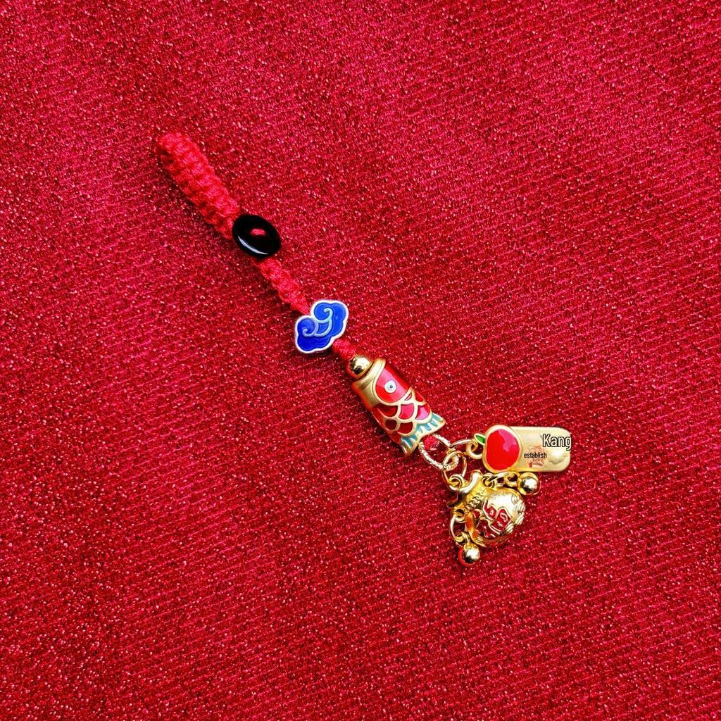 Древний золотой брелок-подвеска с красной веревкой на удачу