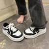 Повседневные спортивные туфли на платформе, маленькие белые туфли для женщин 2024 года, новый нишевый взрыв, модный тренд весны и осени, универсальные черные туфли для доски