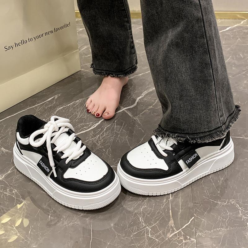 Повседневные спортивные туфли на платформе, маленькие белые туфли для женщин 2024 года, новый нишевый взрыв, модный тренд весны и осени, универсальные черные туфли для доски